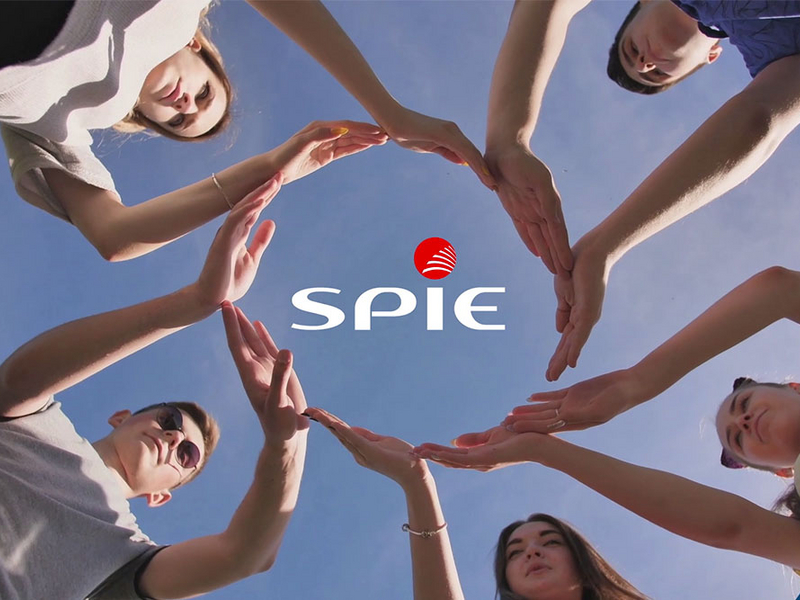 Groupe entourant le logo SPIE de leurs mains