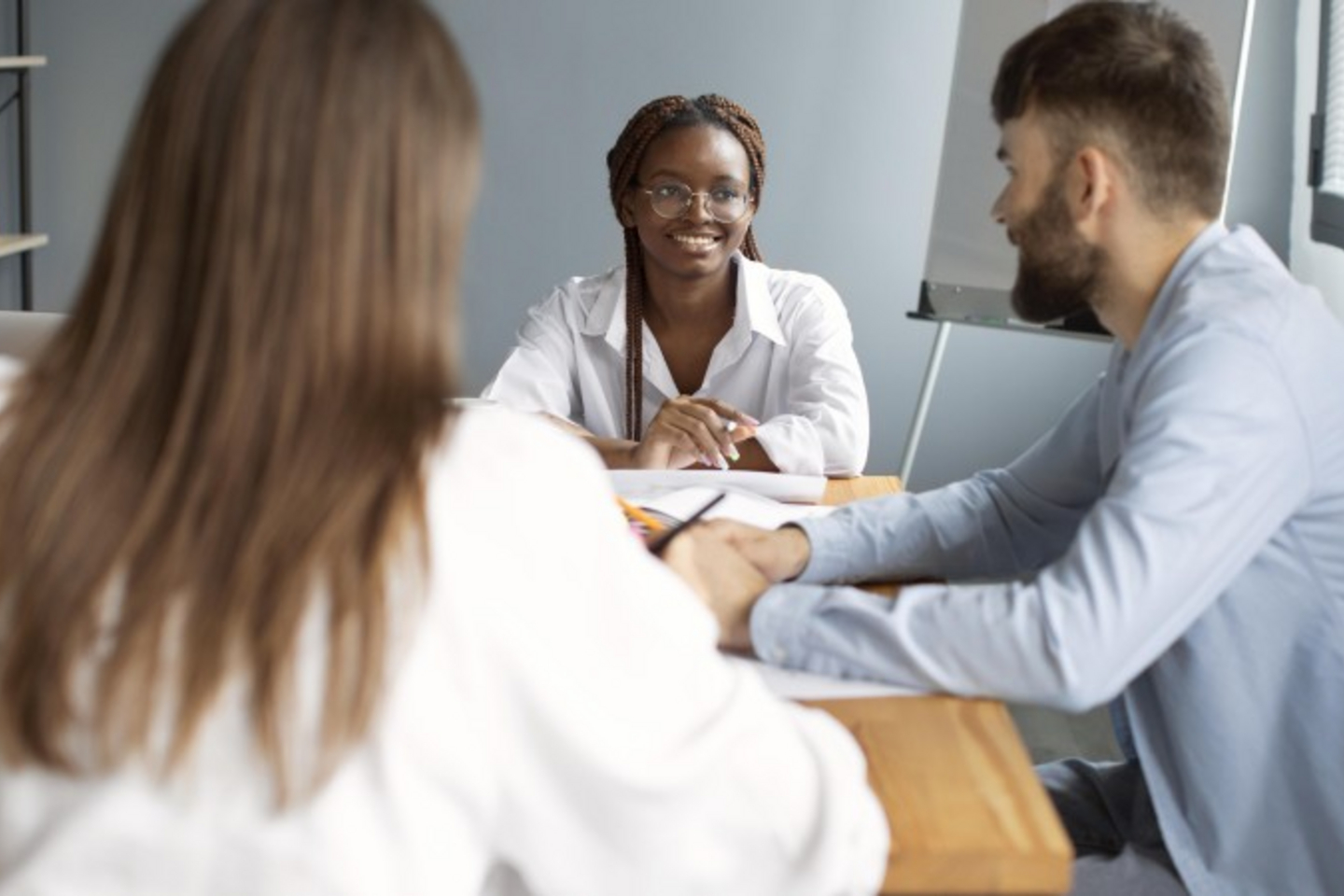 personnes travaillant ensemble dans entreprise demarrage