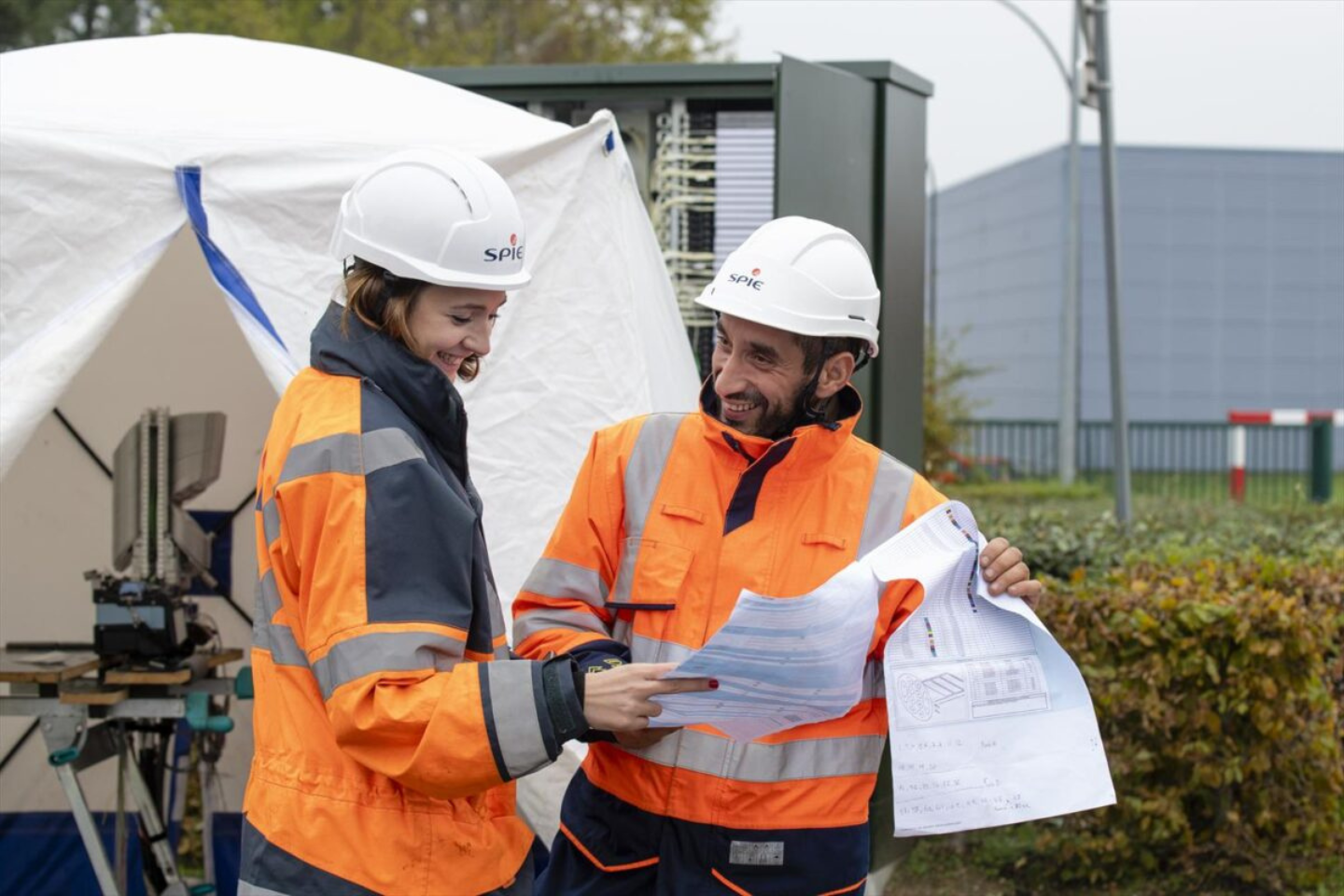 Deux collaborateurs SPIE sur un chantier