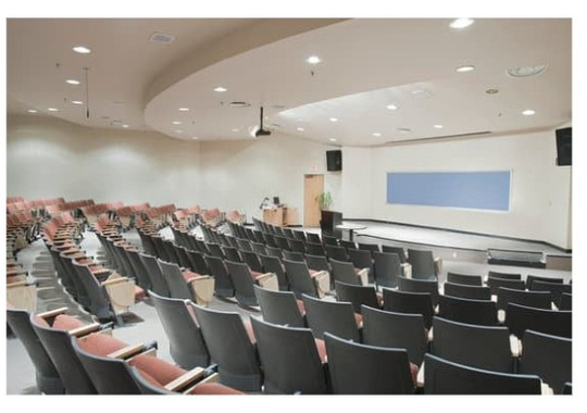 SPIE Facilities se distingue par son expertise en maintenance multi-technique, démontrée à travers la gestion efficace de diverses installations dans le secteur de l’éducation.
