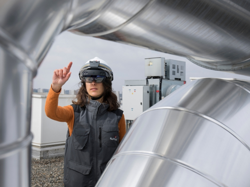 Collaboratrice SPIE France utilisant un casque de réalité virtuelle