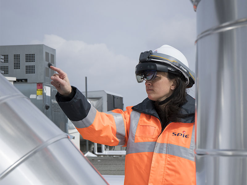 Collaboratrice SPIE France utilisant un casque de réalité virtuelle