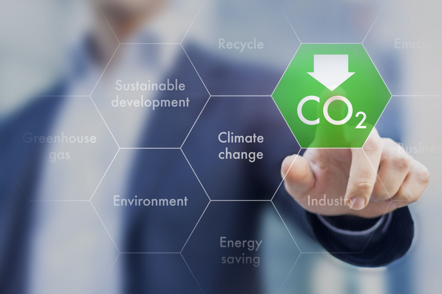 homme qui clique sur réduire le CO2