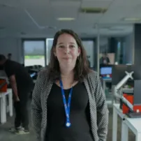 Portrait de d'Émilie, service delivery manager chez SPIE ICS