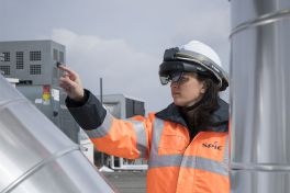 Collaboratrice SPIE France utilisant un casque de réalité virtuelle