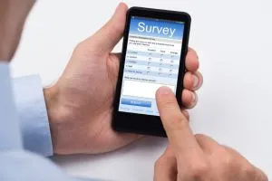 homme répondant à une enquête