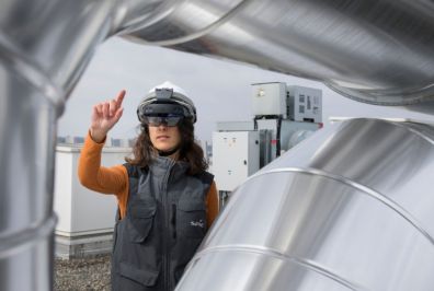 Collaboratrice SPIE France utilisant un casque de réalité virtuelle