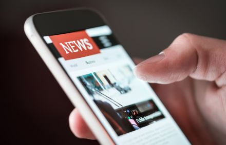 photo d'une page d'actualités sur un smartphone