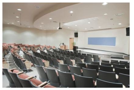 SPIE Facilities se distingue par son expertise en maintenance multi-technique, démontrée à travers la gestion efficace de diverses installations dans le secteur de l’éducation. 