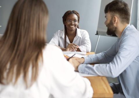 personnes travaillant ensemble dans entreprise demarrage